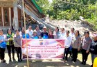 Polwan-Polres-Ngada-Salurkan-Bantuan-kepada-Korban-Gempa-Flores-di-Lokasi-Pengungsian-Desa-Turamuri 