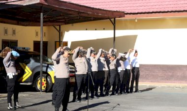 Menjaga-Kesehatan-dan-Kebugaran-Personel,-Kapolres-Ngada-Pimpin-Kegiatan-Peregangan.
