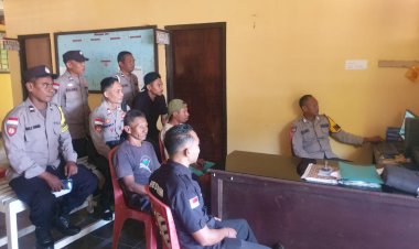 Bhabinkamtibmas-Sambinasi-Barat-Gelar-Nobar-Piala-Dunia-dan-Sampaikan-Pesan-Kamtibmas-kepada-Warga