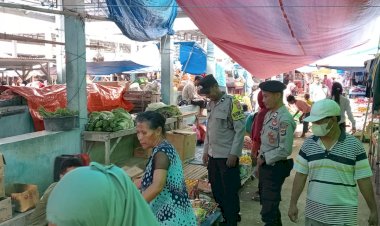 Polsek-Riung-laksanakan-Pengamanan-dan-Pemantauan-Harga-Sembako-di-Pasar-Mingguan-Riung 