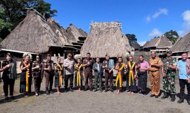 WAKAPOLRES-NGADA-HADIRI-KUNJUNGAN-KERJA-KEPALA-KEJAKSAAN-TINGGI-NTT-DI-KAMPUNG-ADAT-BENA