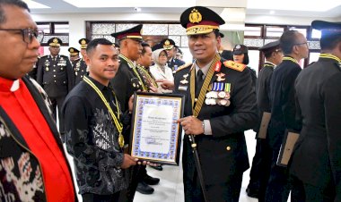 Kapolda-NTT-Berikan-Penghargaan-kepada-Personel-dan-Tokoh-Berprestasi,-Wujud-Apresiasi-atas-Dedikasi-bagi-Institusi-dan-Masyarakat