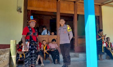 Bhabinkamtibmas-Polsek-Aimere-Amankan-Pesta-Adat-Ka-Sa'o-Menge-Pulu