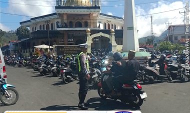 Wujudkan-Jamaah-Beribadah-dengan-Aman-dan-Nyaman,-Satlantas-Polres-Ngada-Amankan-Arus-Lalu-Lintas-Saat-Salat-Jumat