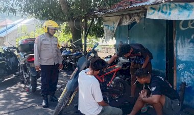 Bhabinkamtibmas-Desa-Naruwolo-Sambangi-Bengkel-Motor,-Ingatkan-Warga-Tingkatkan-Kewaspadaan-Cegah-Pencurian