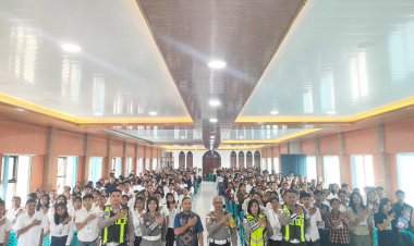 SATLANTAS-POLRES-NGADA-BERIKAN-EDUKASI-ETIKA-DAN-TERTIB-BERLALU-LINTAS-KEPADA-PELAJAR-SMK-REGINA-PACIS-BAJAWA