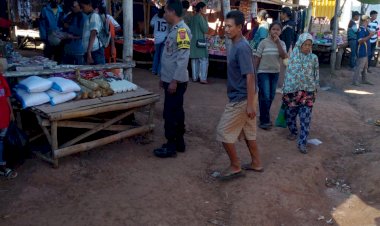Bhabinkamtibmas-Polsek-Riung-Monitoring-Harga-Sembako-dan-Sampaikan-Himbauan-Kamtibmas-di-Pasar-Mingguan-Riung-Barat-‎
