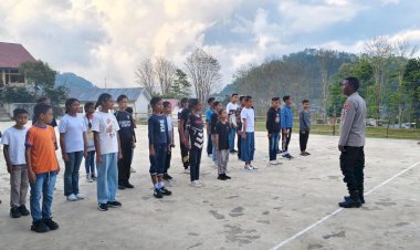 Bhabinkamtibmas-Kelurahan-Bajawa-Latih-PBB-dan-Sampaikan-Pesan-Kamtibmas-kepada-Siswa-SMP-Satap-1-Bajawa