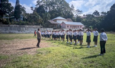Bhabinkamtibmas-Polsek-Aimere-Isi-MPLS-dengan-Pelatihan-PBB,-Bentuk-Karakter-Disiplin-Pelajar-Sejak-Dini--‎