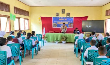 Tanamkan-Kesadaran-Hukum-Sejak-Dini,-Polsek-Riung-Berikan-Penyuluhan-Kamtibmas-pada-MPLS-SMP-Negeri-1-Riung