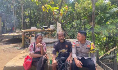 Bhabinkamtibmas-Desa-Watumanu-Hadir-di-Tengah-Masyarakat,-Wujudkan-Kamtibmas-yang-Aman-dan-Kondusif