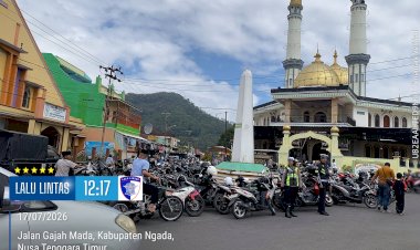 POLRES-NGADA-HADIR-MEMBERIKAN-PENGAMANAN-IBADAH-SHOLAT-JUMAT-DAN-REKAYASA-ARUS-LALU-LINTAS-DI-BAJAWA