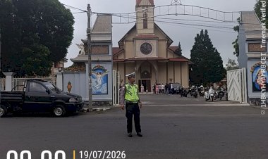 SATLANTAS-POLRES-NGADA-LAKSANAKAN-PENGAMANAN-MISA-MINGGUAN-DI-GEREJA-MBC-BAJAWA,-WUJUDKAN-KAMSELTIBCAR-LANTAS-YANG-AMAN-DAN-KONDUSIF