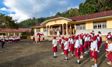 Kasat-Binmas-Polres-Ngada-Pimpin-Upacara-Bendera-di-SDI-6-Bajawa,-Tanamkan-Nilai-Disiplin-dan-Cinta-Tanah-Air