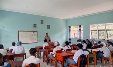 Bhabinkamtibmas-Desa-Naruwolo-Sosialisasikan-Kamtibmas-kepada-Siswa-Baru-SMA-Negeri-1-Jerebuu,-Wujudkan-Pelajar-yang-Tertib-dan-Bijak-Bermedia-Sosial