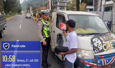 Satlantas-Polres-Ngada--Laksanakan-Patroli-dan-Pengaturan-Lalu-Lintas,-wujudkan-Kamseltibcarlantas-di-Kota-Bajawa