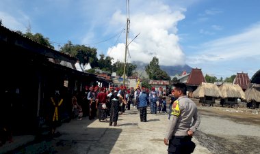 BHABINKAMTIBMAS-POLRES-NGADA-LAKUKAN-PEMANTAUAN-ACARA-ADAT-KA-SAO-BUPU-DERU-WOE-TURU,-AJAK-MASYARAKAT-JAGA-KAMTIBMAS