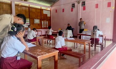 Bhabinkamtibmas-Desa-Naruwolo-Melaksanakan-Pembinaan-dan-Penyuluhan-Kamtibmas-kepada-Siswa-SDK-Dona-‎