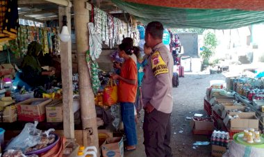 Jaga-Stabilitas-Harga-dan-Keamanan-Pasar,-Bhabinkamtibmas-Desa-Ria-Pantau-Sembako-di-Pasar-Mingguan-Riung-Barat-‎