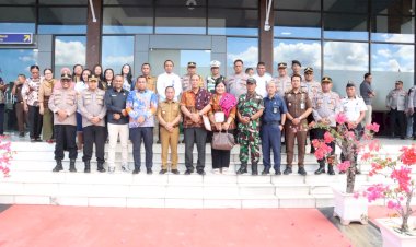 Kapolres-Ngada-Disambut-Bupati-dan-Forkopimda-Setibanya-di-Bandara-Turelelo-Soa