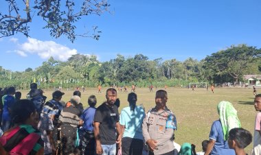 Semarak-HUT-Kemerdekaan-RI-ke-81,-Polsek-Soa-Amankan-Turnamen-Sepak-Bola-Antar-Desa