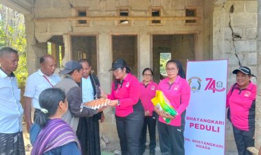 Kapolres-Ngada-Bersama-Ketua-Bhayangkari-Salurkan-Bantuan-bagi-Warga-Terdampak-Gempa-di-Bajawa-‎