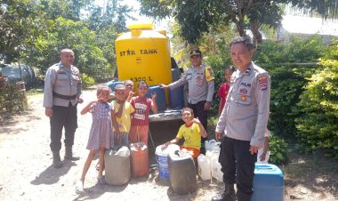 Kepedulian-Hadir-melalui-Langkah-Nyata,-Polsek-Aimere-Salurkan-Bantuan-Air-Bersih-bagi-Warga-Terdampak-Gempa-Bumi
