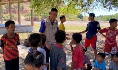 Trauma-Healing-Polres-Ngada-Hadir-di-Tengah-Pengungsian,-Senyum-Anak-Anak-Kembali-Menggema-di-Dusun-Damu-‎