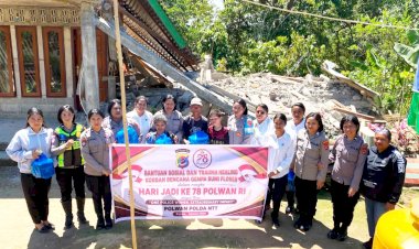 Polwan-Polres-Ngada-Salurkan-Bantuan-kepada-Korban-Gempa-Flores-di-Lokasi-Pengungsian-Desa-Turamuri 