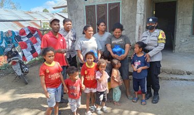 Polri-Polres-Ngada-Salurkan-50-Paket-Bantuan-kepada-Warga-Terdampak-Gempa-di-Ngada