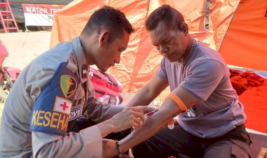 Jaga-Kondisi-Personel-dalam-Pelaksanaan-Tugas-Kemanusiaan,-Dokkes-Polres-Ngada-Berikan-Layanan-Kesehatan-di-Posko-Pengungsian-Bekek
