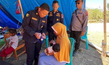 Polri-Hadir-di-Tengah-Pengungsi,-Biddokkes-Polda-NTT-bersama-Dokkes-Polres-Ngada-Berikan-Layanan-Kesehatan-dan-Home-Visit-di-Bekek