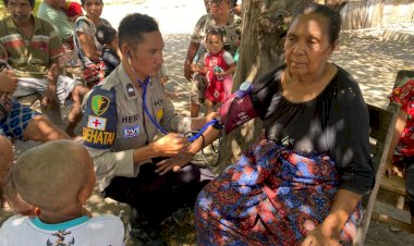 Ditengah-Tenda-Pengungsian,-Polri-Polres-Ngada-Hadir-Memberikan-Pelayanan-Kesehatan-dan-Dukungan-bagi-Warga-Tadho-Timur