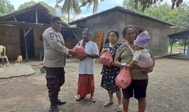Menembus-Jalan-Rusak,-Polri-Polres-Ngada-Salurkan-Bantuan-kepada-Warga-Terdampak-Gempa-di-Kecamatan-Wolomeze