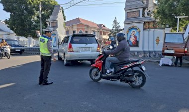 Satlantas-Polres-Ngada-Amankan-Ibadah-Minggu,-Arus-Lalu-Lintas-di-Depan-Gereja-Lancar