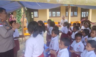 Kembalikan-Senyum-Anak-Anak-Korban-Gempa,-Polsek-Soa-Polres-Ngada-Gelar-Trauma-Healing-di-SDK-Turewuda