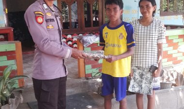 Wujud-Kepedulian-Polri,-Polres-Ngada-Salurkan-Bantuan-bagi-Warga-Terdampak-Gempa-di-Aimere
