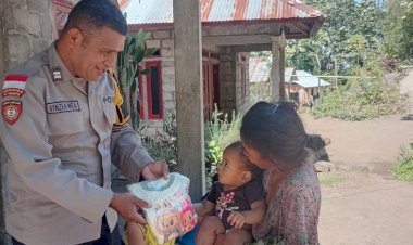 Polri-polres-Ngada-Hadir-di-Tengah-Warga-Terdampak-Gempa,-Berikan-Bantuan-dan-Imbauan-Kamtibmas