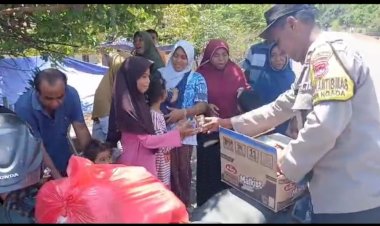 Hadirkan-Kembali-Senyum-Pascagempa,-Bhabinkamtibmas-Polres-Ngada-Berbagi-Keceriaan-Bersama-Anak-Anak-di-Riung