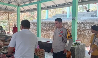Jaga-Kamtibmas-dan-Stabilitas-Harga,-Bhabinkamtibmas-Polres-Ngada-Pantau-Pasar-Jerebuu