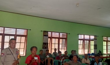 Bhabinkamtibmas-Polres-Ngada-Kawal-Penyaluran-Bansos-Rawan-Pangan,-21-KPM-Desa-Batajawa-Terima-Beras