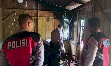 Patroli-Respons-Cepat,-Sat-Samapta-Polres-Ngada-Bersama-Warga-Padamkan-Kebakaran-di-Bomanu