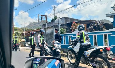 PATROLI-SATLANTAS-POLRES-NGADA-HADIR-MENJAGA-KELANCARAN-LALU-LINTAS-DI-KOTA-BAJAWA