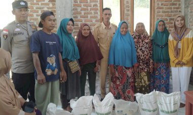 Polsek-Riung-Polres-Ngada-Kawal-Penyaluran-Bantuan-Beras-untuk-48-KK-di-Desa-Kota-Raja