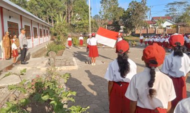 Sat-Binmas-Polres-Ngada-Sampaikan-Pesan-Disiplin-dan-Kepedulian-di-SDN-Watutura