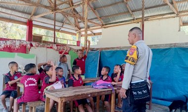 Tanamkan-Disiplin-Sejak-Dini,-Bhabinkamtibmas-Polsek-Aimere-Edukasi-Siswa-SDN-Rutojawa-tentang-Kamtibmas-‎