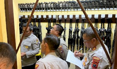 Pastikan-Kesiapan-dan-Akuntabilitas,-Wakapolres-Ngada-Cek-Senjata-Api-dan-Amunisi-di-Gudang-Senjata
