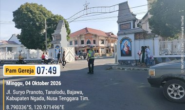 Pastikan-Misa-Aman-dan-Arus-Lalu-Lintas-Lancar,-Satlantas-Polres-Ngada-Hadir-di-Gereja-MBC-Bajawa