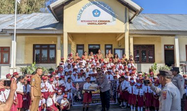 Polres-Ngada-Salurkan-Bantuan-Alat-Tulis-dari-Polres-Sumba-Timur-kepada-Siswa-SD-Inpres-Bogenga-‎