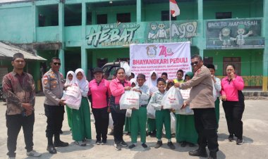 Bhayangkari-Daerah-Papua-Peduli,-Polres--Ngada-Salurkan-Bantuan-untuk-Warga-Terdampak-Gempa-Flores-‎